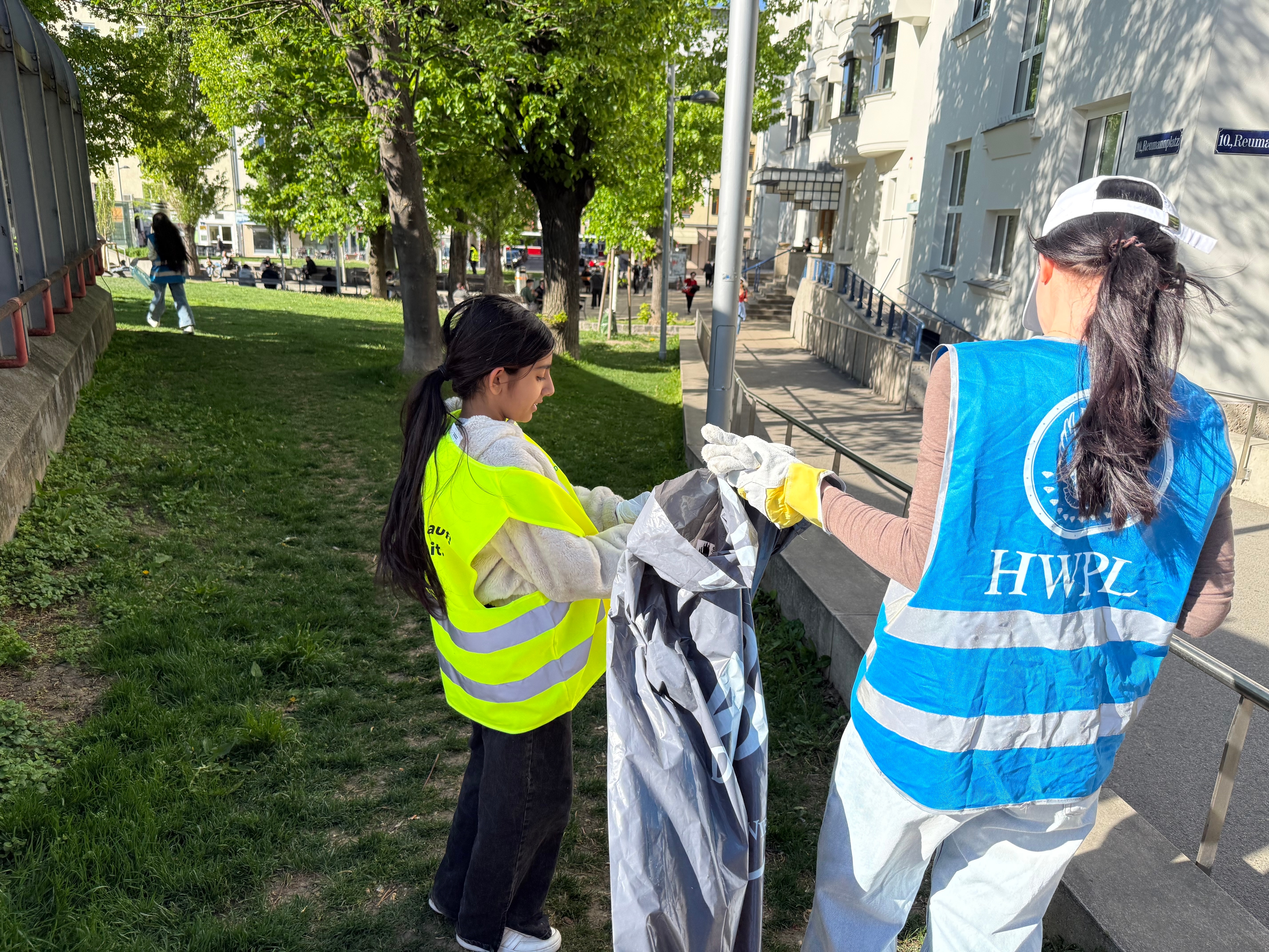 Spring Cleanup: Ehrenamt als Friedensarbeit im Alltag