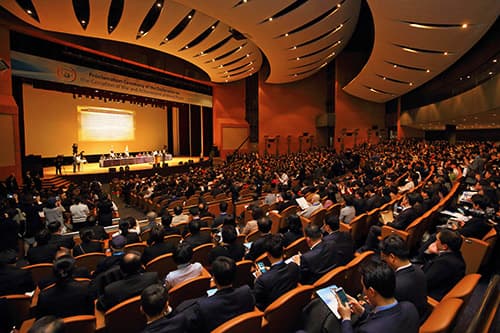 Voll besetzter Saal bei der Proklamationszeremonie der Declaration of Peace and Cessation of War.